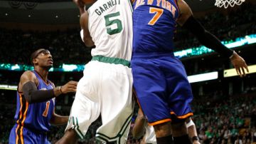 Carmelo Anthony (der.), de los Knicks defiende a Kevin Garnett, de los Celtics. Nueva York y Boston se medirán el 25 de diciembre.