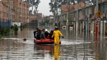 Familias son evacuadas de sus viviendas, luego de que el río Bogotá se desbordó e inundó el barrio Patio Bonito.