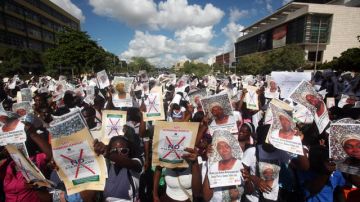 Centenares de manifestantes marcharon ayer frente a la Suprema Corte de Justicia en Santo Domingo.