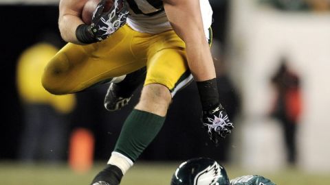 John Kuhn (izq.), de los Green Bay Packers, integra la ofensiva del único equipo invicto de la NFL.