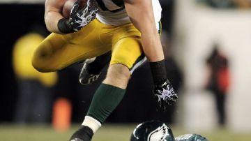 John Kuhn (izq.), de los Green Bay Packers, integra la ofensiva del único equipo invicto de la NFL.