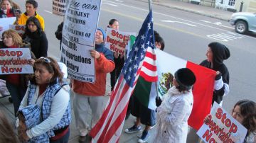 Un grupo de manifestantes se congregó frente a las oficinas de Inmigración en  Charleston, Carolina del Sur, para rechazar las nueva política de deportaciones.
