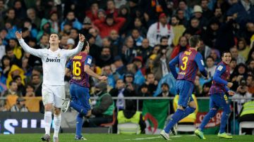 El portugués Cristiano Ronaldo (izq.) del Real Madrid, se lamenta por el gol marcado por el chileno Alexis Sánchez (9). Al final, Barcelona ganó el Clásico español por 3-1 e igualó al Madrid en el liderato.