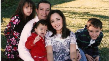 Daniela Muñoz Ojeda, en brazos de su papá, aparece con su mamá y hermanos.
