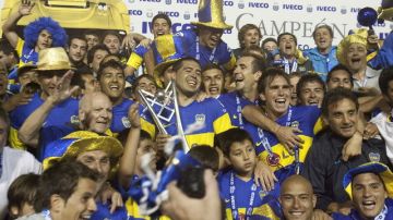 Los jugadores de Boca Juniors con el trofeo de campeón del Apertura 2011, tras vencer 3-0 a Banfield el pasado domingo, por la 17ma jornada, en el estadio La Bombonera de Buenos Aires.