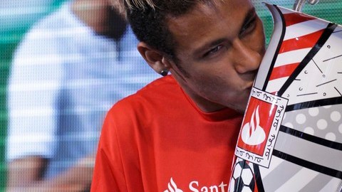 El brasileño Neymar, del Santos, besa el trofeo que ganó al ser nombrado el mejor jugador de la pasada Copa Libertadores de Anérica.