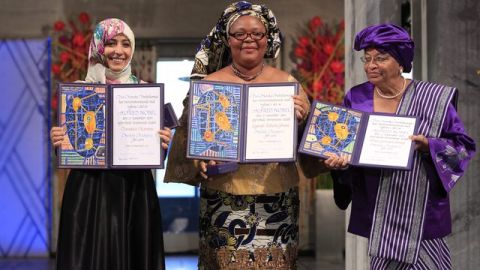 Las tres laureadas con el Nobel de la Paz 2011, Tawakul Karman,  Leymah Roberta Gbowee  y  Ellen Johnson Sirleaf  posan con sus galardones.