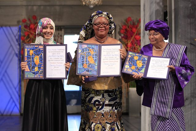 Las tres laureadas con el Nobel de la Paz 2011, Tawakul Karman,  Leymah Roberta Gbowee  y  Ellen Johnson Sirleaf  posan con sus galardones.