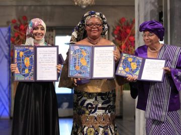 Las tres laureadas con el Nobel de la Paz 2011, Tawakul Karman,  Leymah Roberta Gbowee  y  Ellen Johnson Sirleaf  posan con sus galardones.