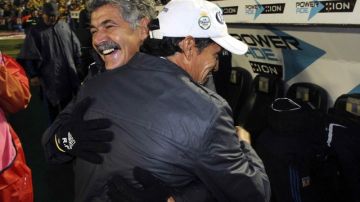 'Tuca' Ferretti (izq.) recibe la felicitación de su rival y amigo, Benjamín Galindo, técnico de Santos, derrotado ayer en la final.