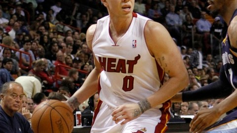 Mike Bibby reemplaza a otro veterano armador, Chauncey Billups, en los Knicks.