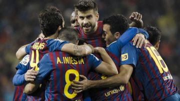 Los jugadores del  Barcelona celebran el gol anotado por el chileno Alexis Sánchez (2d), en el triunfo 3-1 ante el Real Madrid, por la liga española.