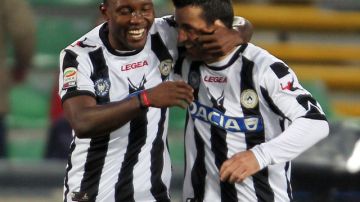Antonio Di Natale (der.) celebra con Asamoah tras anotar un gol de Udinese, que se impuso 2-1 al Chievo.