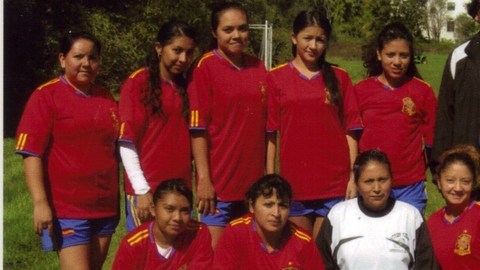 Las integrantes del Club Internacional   campeonas en la Liga EcuaStars. A la extrema derecha el   técnico   Wilfredo Barrientos.