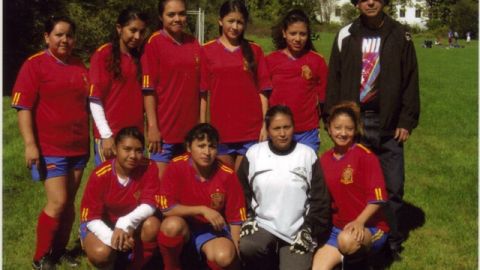 Las integrantes del Club Internacional   campeonas en la Liga EcuaStars. A la extrema derecha el   técnico   Wilfredo Barrientos.
