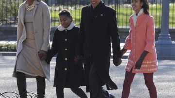 El presidente Barack Obama, la primera dama Michelle  (izda), y sus hijas Malia (dcha) y Sasha, se dirigen a la  iglesia St. John para asistir a misa, en Washington.
