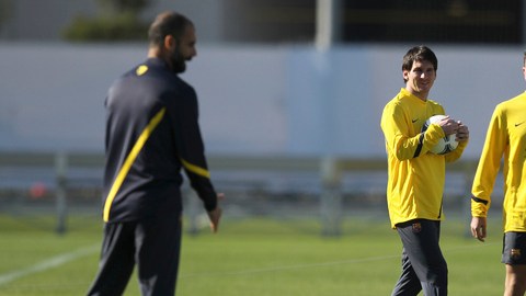Xavi Hernández (der.) y Lionel Messi reciben las indicaciones de su técnico Pep Guardiola ayer en la ciudad de Yokohama.