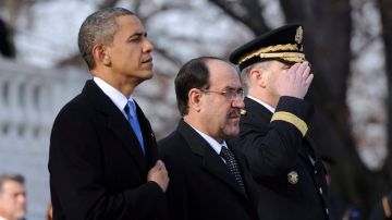 El presidente de  EEUU, Barack Obama (i), y el primer ministro iraquí Nouri Al Maliki (c), asisten a un acto en memoria de los caídos.