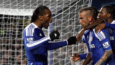 Chelsea dio la sorpresa en la Liga Premier y con su triunfo 2-1 dejó al Manchester City sin invicto y con la diferencia en el liderato más reducida.