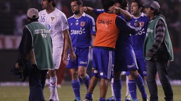 Los jugadores de la Universidad de Chile celebran su victoria ante  Liga de Quito la semana pasada que los tiene a solo un empate de ganar la Copa Sudamericana.