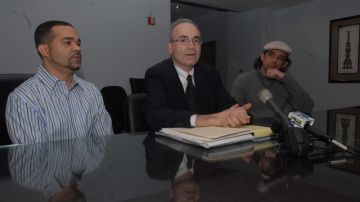 Luis Santana y Carlos Marchand, junto a su abogado Richard B. Ancowitz dieron a conocer ayer detalles de una demanda por discriminación contra la tienda de artículos de video y fotografía B&H.