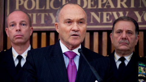 El Comisionado de Policía de Nueva York, Raymond Kelly (centro) indicó que el sospechoso de disparar contra el policía 'no debería haber estado en la calle'.