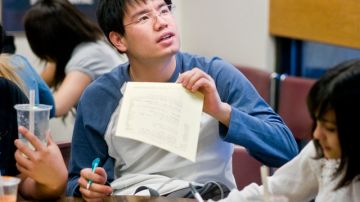 Estudiantes extranjeros llenan unos cuestionarios durante su clase de inglés en la universidad estatal de Wichita en Kansas.