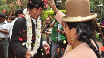 Una mujer aimara recibe al presidente boliviano, Evo Morales, antes de inaugurar  el 'Primer Encuentro Plurinacional'.
