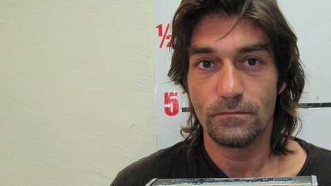 Jason Harvey, izquierda, era  buscado por violar niños en Nueva York y La Florida, fue capturado junto a su padre George Harvey.