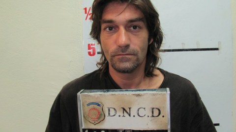 Jason Harvey, izquierda, era buscado por violar niños en Nueva York y La Florida, fue capturado junto a su padre George Harvey.