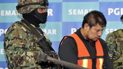 Miembros de la Secretaría de Marina-Armada (Semar) muestran a Raúl Lucio Hernández Lechuga (c), alias 'el Lucky'.