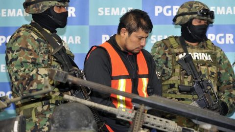 Miembros de la Secretaría de Marina-Armada (Semar) muestran a Raúl Lucio Hernández Lechuga (c), alias 'el Lucky'.