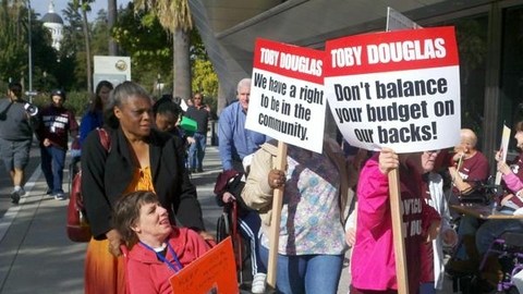En noviembre pasado, decenas de discapacitados llegaron a Sacramento a protestar contra las reducciones.
