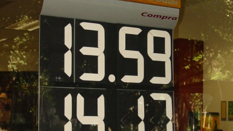 Ventanilla de un banco en el D.F. con el tipo de cambio.