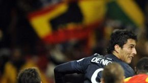 Aldo De Nigris al momento de conectar de cabeza el balón que se anidó en las redes del Esperance para adelantar a los regios 2-1.