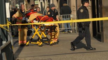 Personal de emergencia ingresa al edificio de la avenida Madison, en pleno centro de Manhattan, donde ocurrió la tragedia.