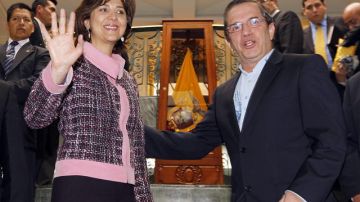 María Ángela Holguín, es recibida por su homólogo de Ecuador, Ricardo Patiño  en la sede de la Cancillería de este país, en Quito.