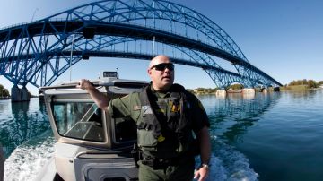 Sandy Walters, un agente de la patrulla fronteriza, presta vigilancia en el puente Grand Island cercano al cruce internacional entre Canadá y Buffallo, N.Y.