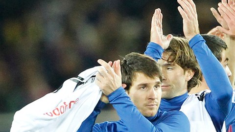 Lionel Messi (izq.) y sus compañeros del Barcelona saludan al público luego de golear 4-0 al Al-Sadd Sports Club en la semifinal del Mundial de Clubes.