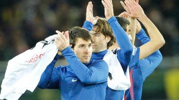 Lionel Messi (izq.) y sus compañeros del Barcelona saludan al público luego de golear 4-0 al Al-Sadd Sports Club en la semifinal del Mundial de Clubes.