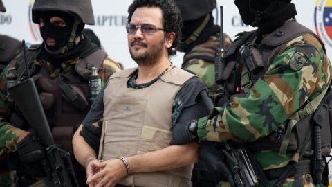 Autoridades venezolanas presentan al presunto narcotraficante colombiano Maximiliano Bonilla, alias "El Valenciano" (c), en el aeropuerto Internacional Simón Bolívar, en Caracas. A la derecha, Gildardo García Cardona, extraditado a Colombia.