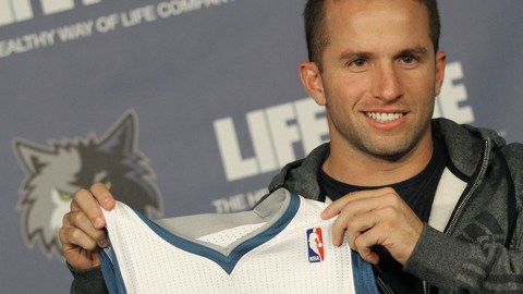 JJ Barea muestra su nueva camiseta al ser presentado ayer por los Timberwolves.