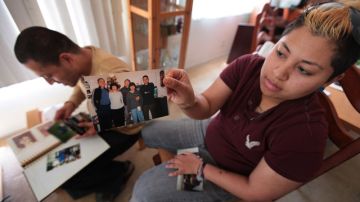 Ligia (der.) y su hernano José Chapas son dos jóvenes  guatemaltecos que han sido rechazados por sus padres y familia por ser gay.