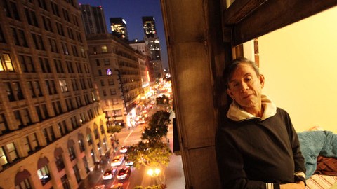 Ricardo Urrieta en su departamento del centro centro de Los  Ángeles.