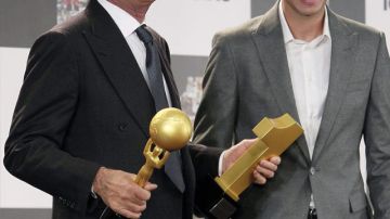 Julio Iglesias recibe de Rafael Nadal el premio al artista que más discos ha vendido en España (26 millones) y  en el mundo: más de 300 millones.