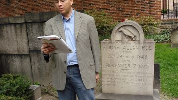 El escritor dominicano José Acosta, lee uno de sus escritos enfrente de la tumba del poeta Edgar Allan Poe.