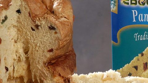 Un panetón (pan dulce), hecho con harina de hojas de coca, que los cocaleros bolivianos pusieron a la venta para esta Navidad.