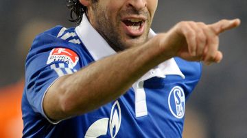 Raúl festeja su segundo gol en la paliza 5-0 sobre el  Bremen.