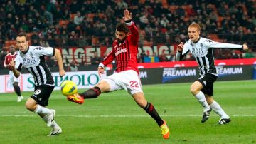 Antonio Nocerino (22) remata a la portería para anotar el primer gol del Milán en su triunfo sobre el Siena en el Giuseppe Meazza.