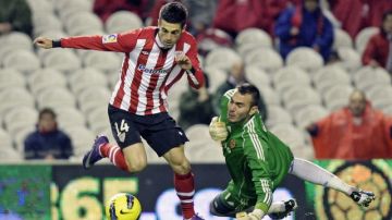 Markel Susaeta (izq.) regatea al portero  Roberto Jiménez para marcar el primer gol del Athletic de Bilbao ante el Real  Zaragoza.